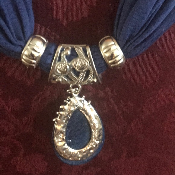 Scarf with silver decorations - Picture 5 of 7